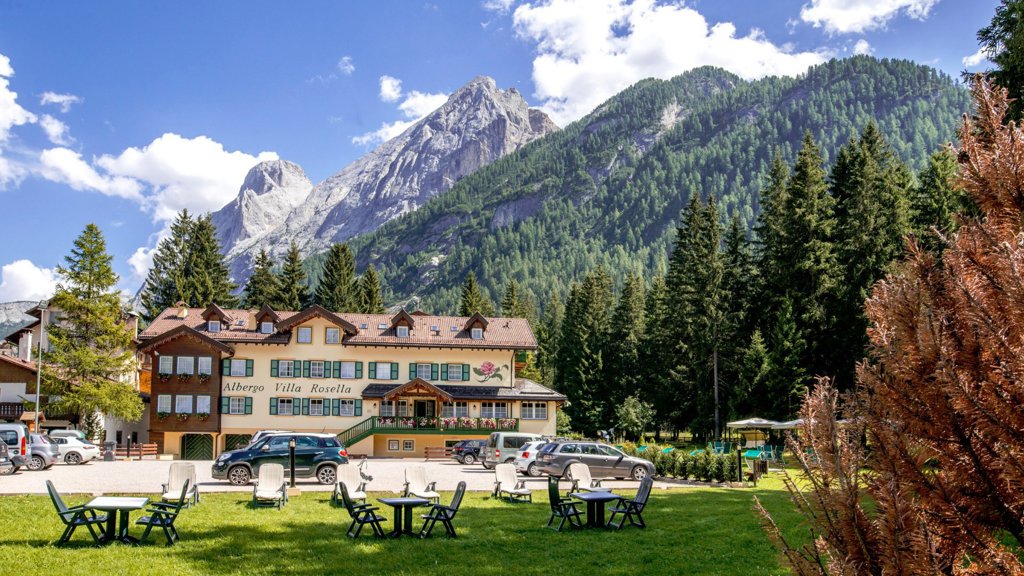 facciata-frontale_hotel-villa-rosella_canazei_val-di-fassa_dolomit_trentino-1.jpg