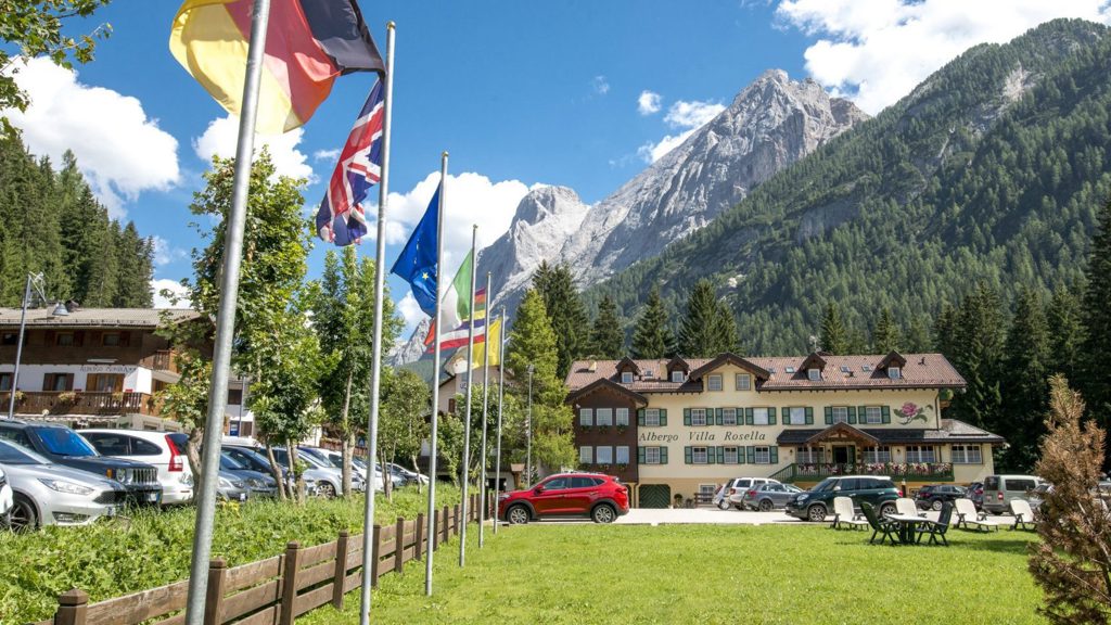 facciata-frontale_Hotel-Villa-Rosella_Canazei_Val-di-fassa_Dolomit_Trentino-3-1918x958.jpg