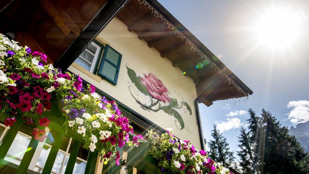 terrazza-fiorita_Hotel-Villa-Rosella_Canazei_Val-di-fassa_Dolomit_Trentino-20-1918x958.jpg