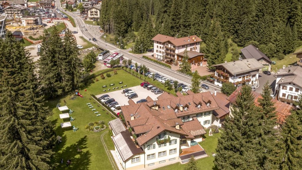 vista-lato-retro_Hotel-Villa-Rosella_Canazei_Val-di-fassa_Dolomit_Trentino-1-1709x854.jpg