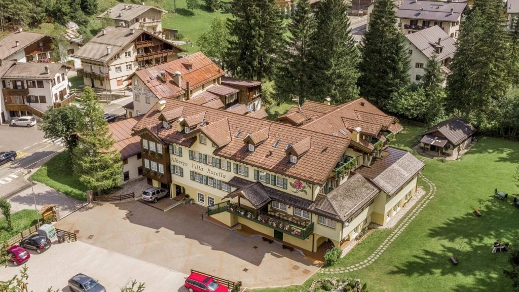 vista-sopra_Hotel-Villa-Rosella_Canazei_Val-di-fassa_Dolomit_Trentino-3-1709x854.jpg