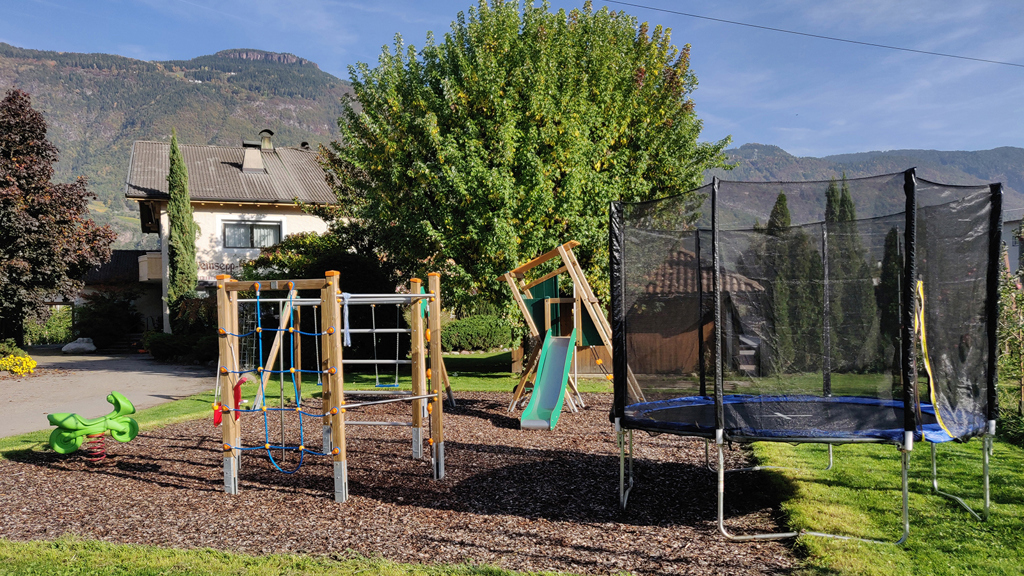 apartement-lana-suedtirol-spielplatz-kinder.jpg