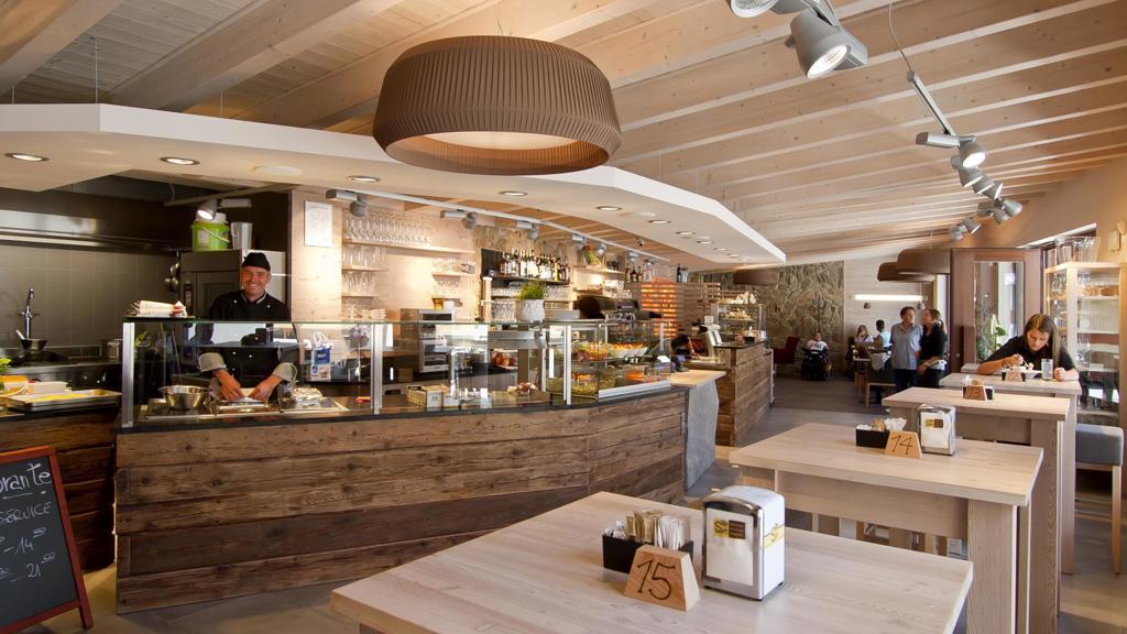 bistro-7048296.jpg