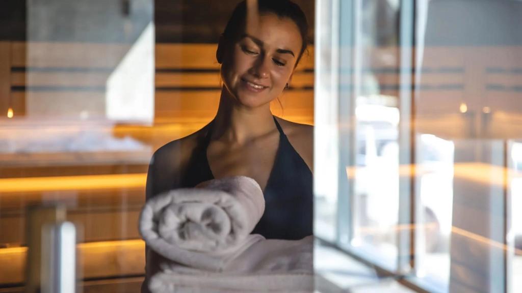 woman-sauna-with-towels-her-hands-closeup2x-2048x1289.jpg