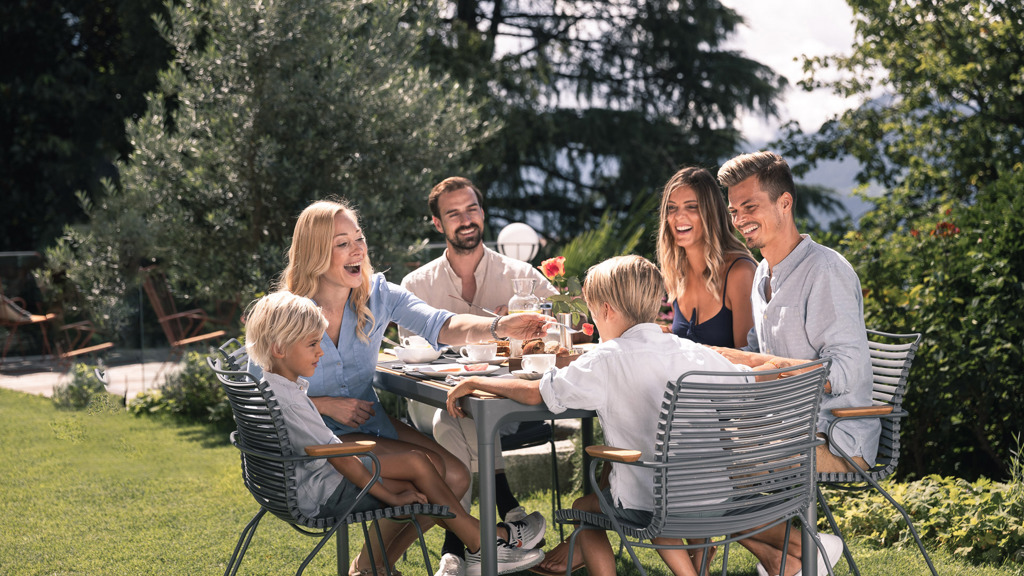 -12_Familie im Garten.jpg