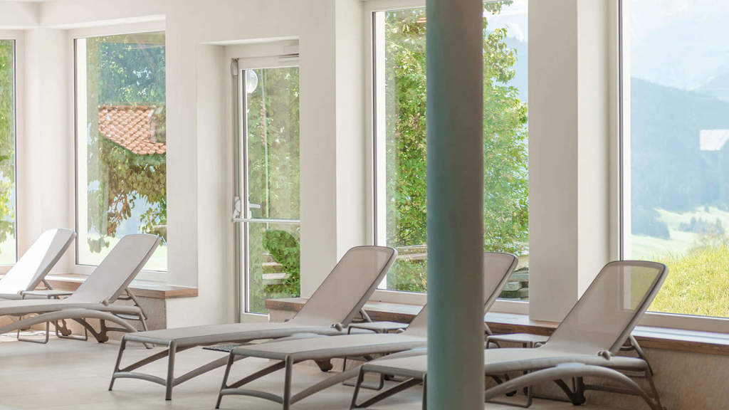hotel-mit-pool-liegestuehle-audio.jpg