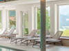 hotel-mit-pool-liegestuehle-audio.jpg