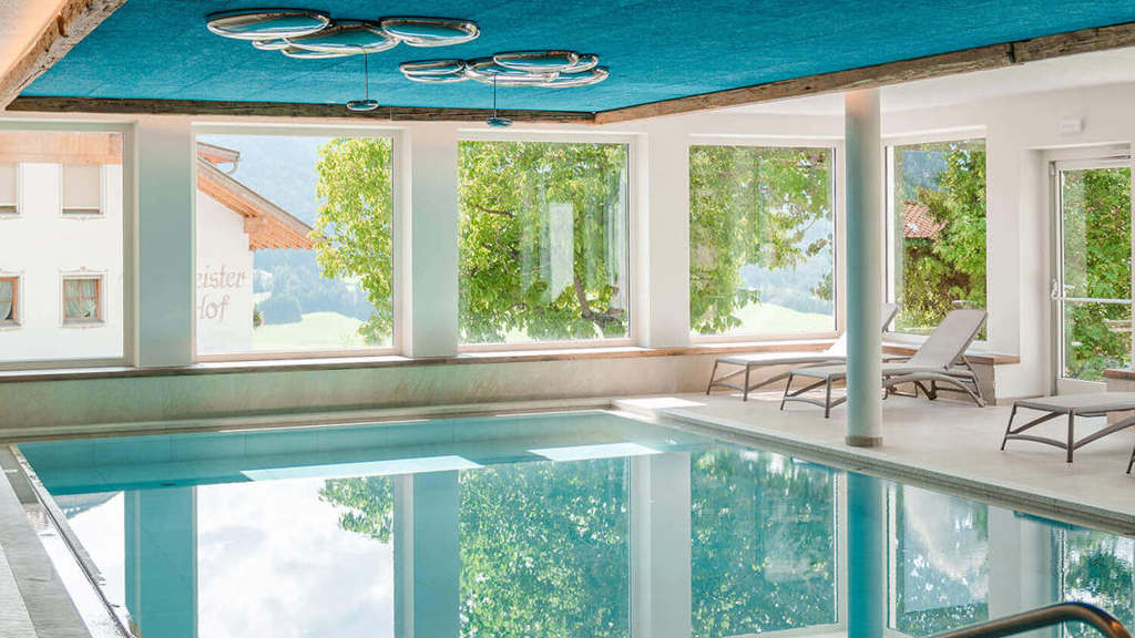 hotel-mit-pool-schwimmbad-audio.jpg