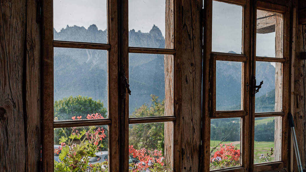 impressionen-kirchenwirt-fenster-berge.jpg