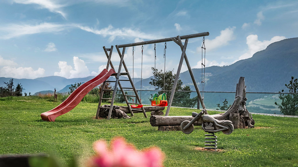 familienbauernhof-spielplatz.jpg