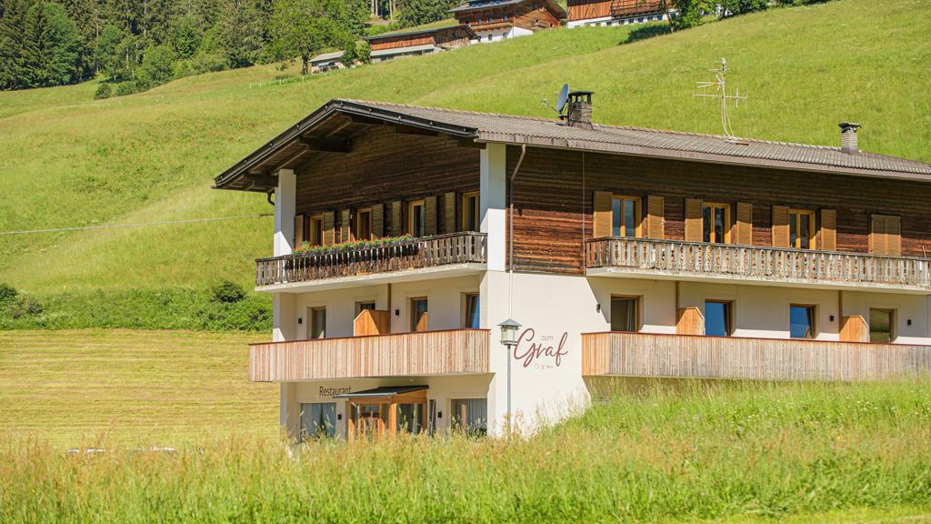 "Zum Graf" Klein Fein Hotel & Restaurant - Bed & Breakfast in Gsies at Mt. Kronplatz / South Tyrol