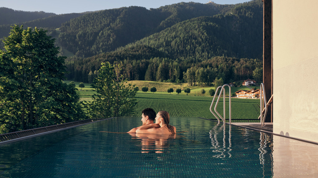2106bb_falkensteiner-kronplatz-rooftop-pool_4_0231 (2).jpg
