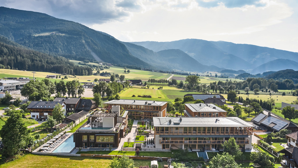 2106bb_falkensteiner-kronplatz_drone_exterior-0038.jpg