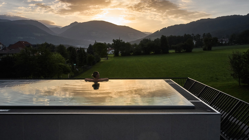 2106bb_falkensteiner-kronplatz_drone_rooftop_pool-0068.jpg