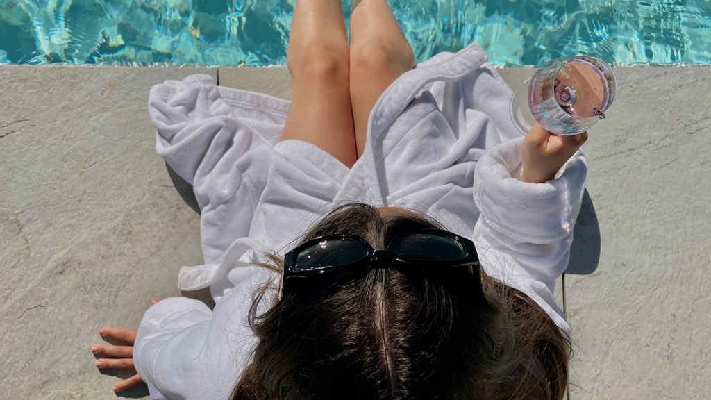 Frau_Aperitiv_Fuße im Pool_Juni_2022.jpg