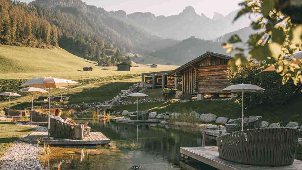 NaturalBathingLake_autumn_Cyprianerhof_©Globusliebe.jpg