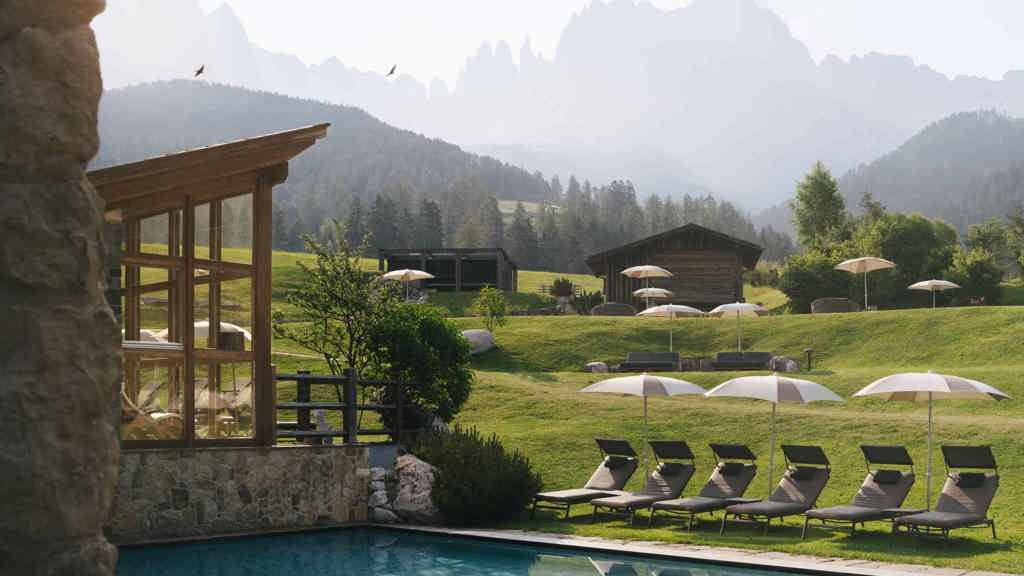 Pool_mountain_summer_Cyprianerhof_©TobiasKaser.jpg