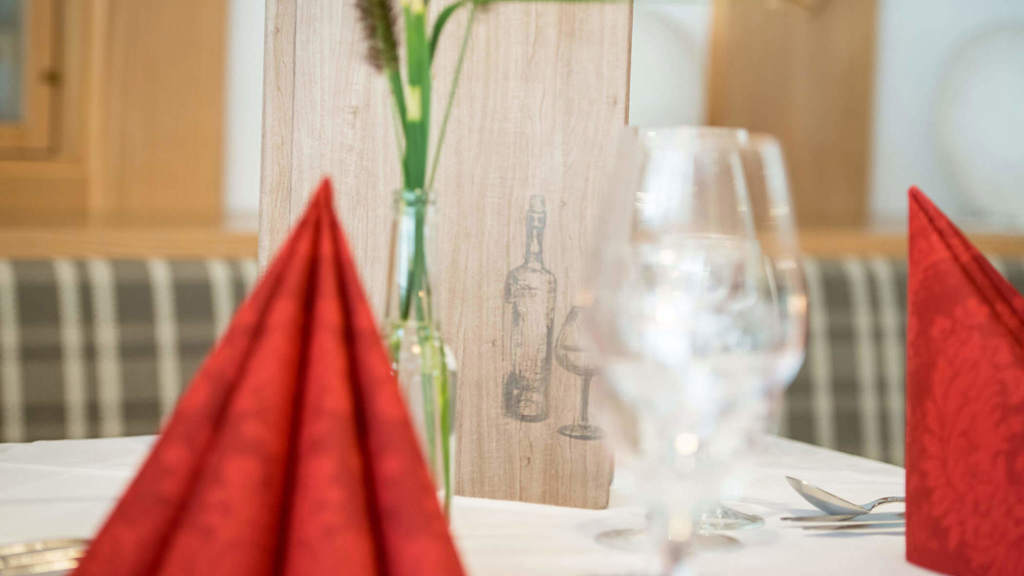 hotel-sigmunderhof-kulinarik-abendessen-gedeckter-tisch.jpg