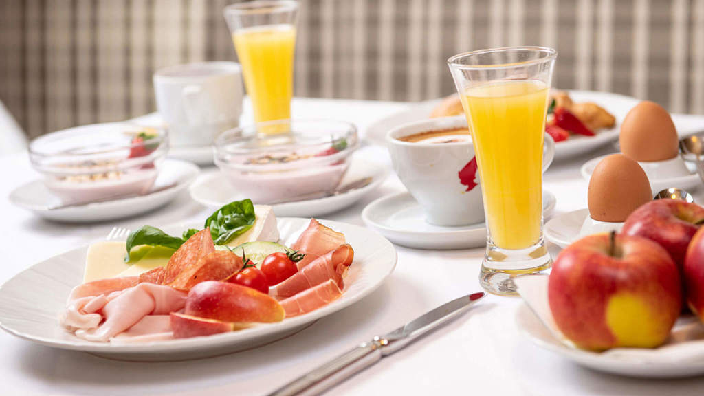 hotel-sigmunderhof-kulinarik-fruehstueck-09-teller-auf-dem-tisch.jpg