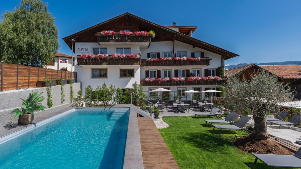Residence-Alpina-Pool-RG-1920x1280.jpg