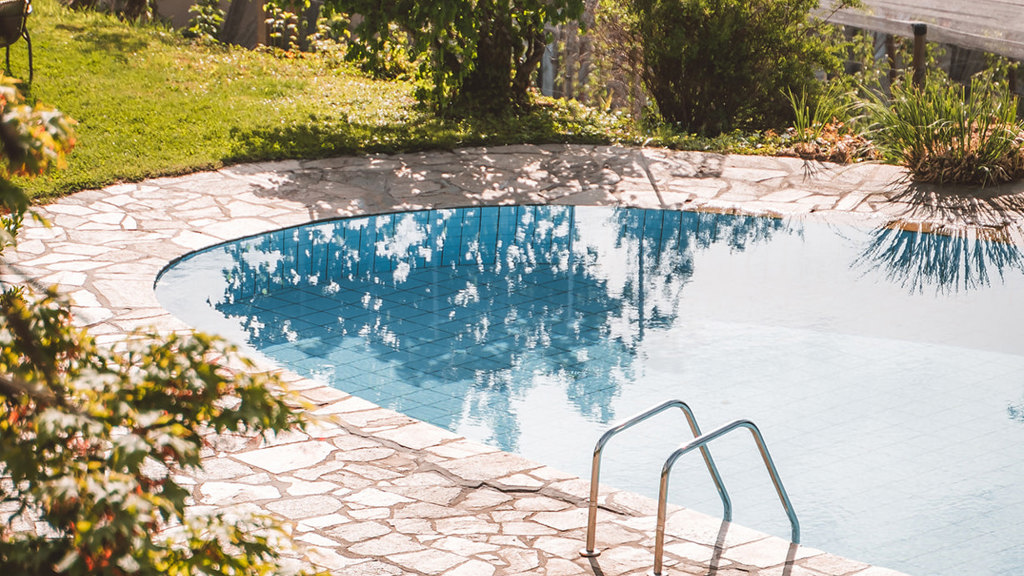 hotelbrunnhofer-dorftirol-pool-natur-schwimmbad-suedtirol-urlaub.jpg
