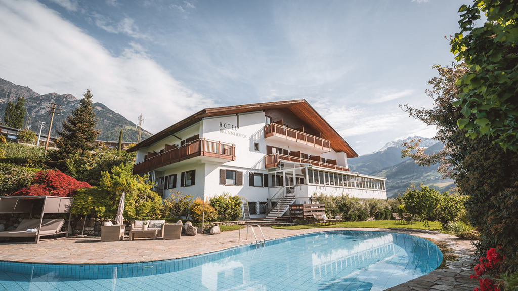 hotelbrunnhofer-dorftirol-suedtirol-pool-aussenbereich.jpg