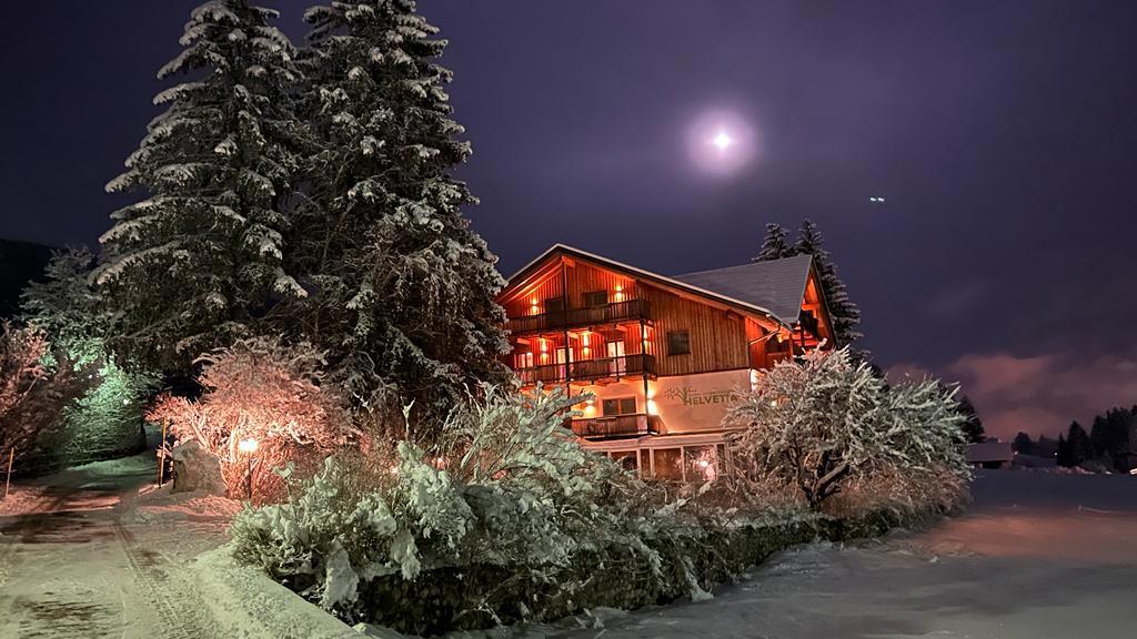 Weihnachtsfoto-Helvetia.jpg