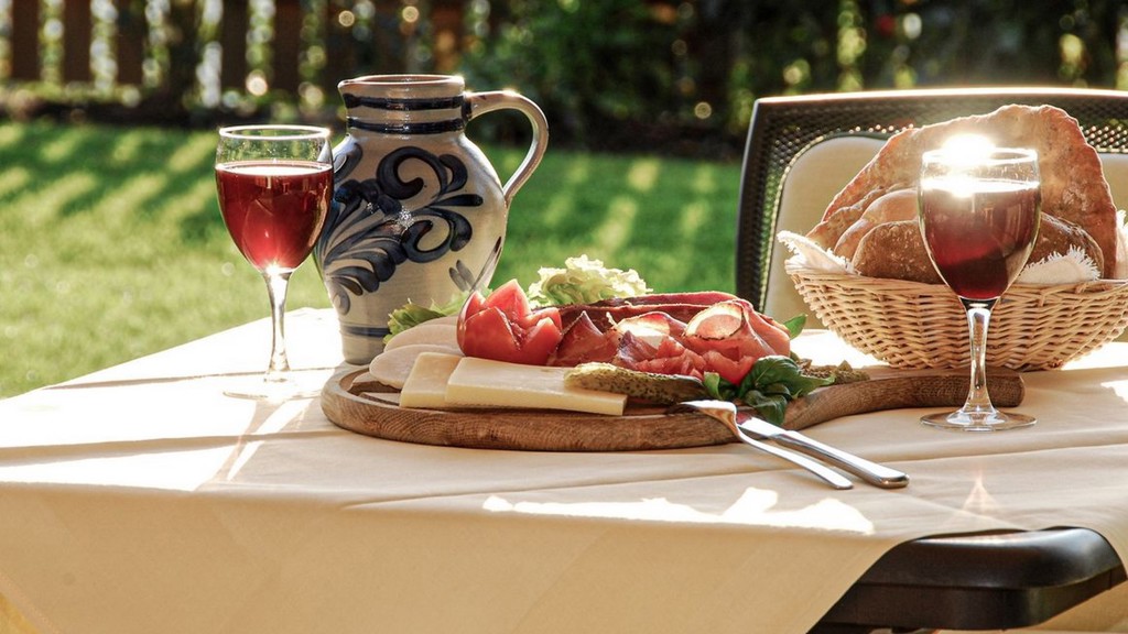 csm_marende-typisch-suedtirol-speck-kaese-wein-grafenau-02_00c9d1090b (Kopie).jpg