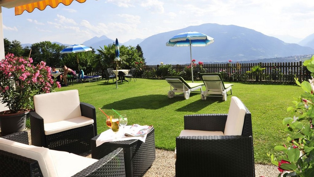 csm_terrasse-garten-ausblick-panorama-grafenau-schenna_67e0568034 (Kopie).jpg
