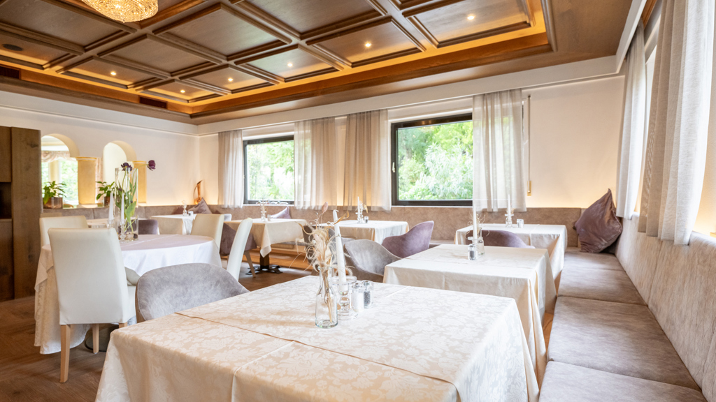 36-Hotel-Gschwangut-Speisesaal.jpg
