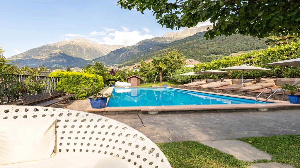 03-Pool-Wellness-Algund-Hotel-Gstoer.jpg