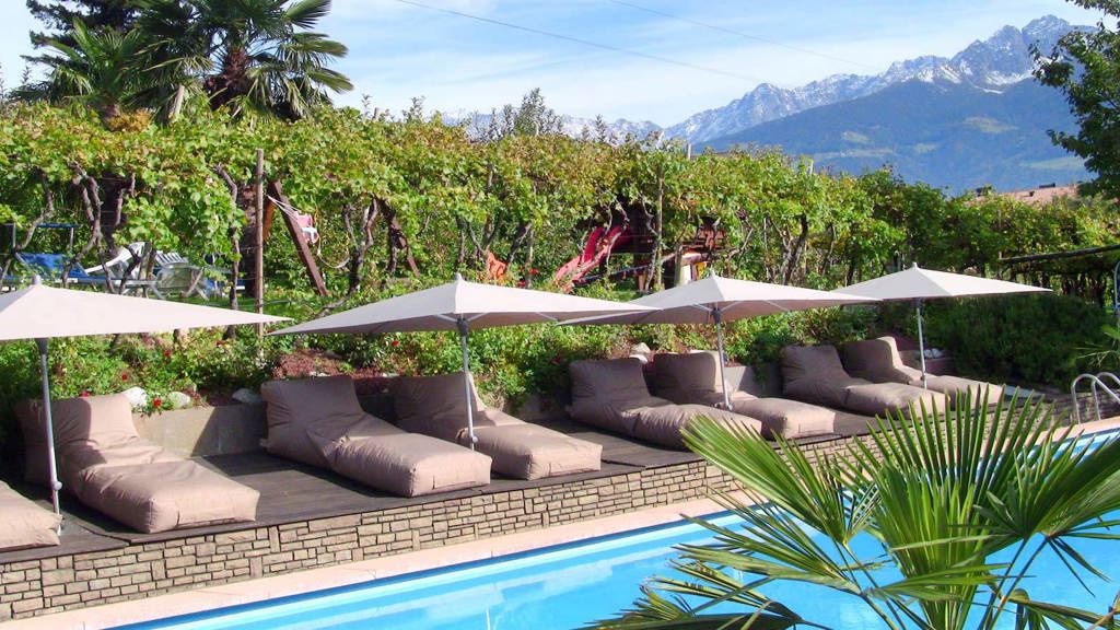 04-Pool-Wellness-Algund-Hotel-Gstoer.jpg