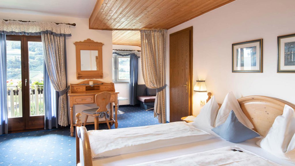 06-Sonnenbichl-Residenz-Pension-Algund-Zimmer.jpg