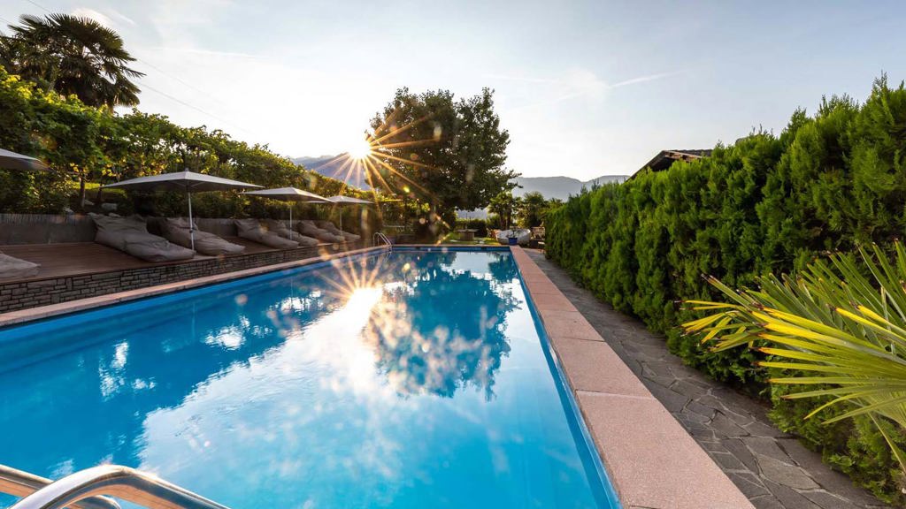 08-Pool-Wellness-Algund-Hotel-Gstoer.jpg