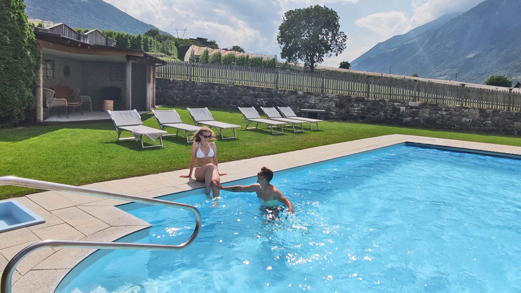 22-3-Residence-Hochwart-Naturns-Ferienwohnung-Pool.jpg
