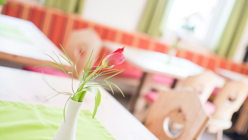 Residence-Hochwart-Naturns-Genussfruehstueck-Relax-Baden-Zirmstube-01.jpg