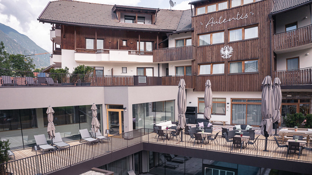 006_autentis_terrasse_©KOTTERSTEGER_210731_DJI_0463-Pano.jpg