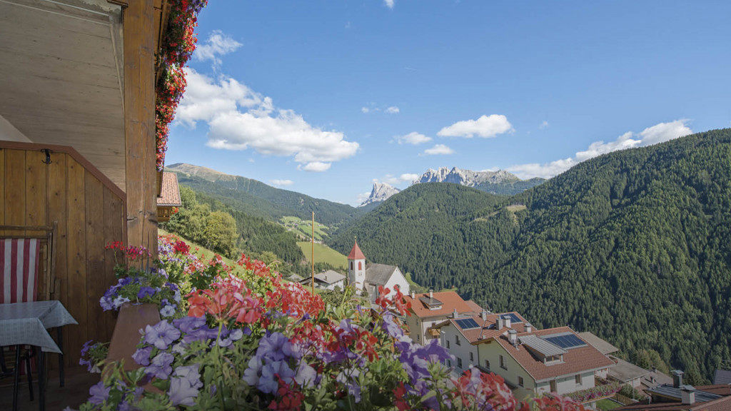 hotel-alpenhof-wohen-headerbild-aussicht-dolomiten-1920x900-crop-50-50.jpg