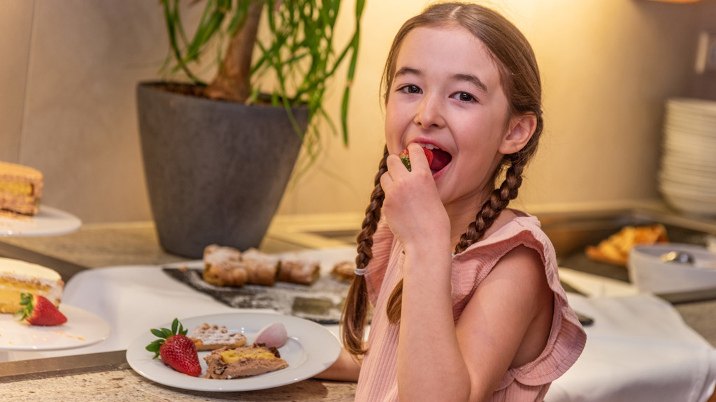 Hotel Post Kuchenbuffet Kind.jpg