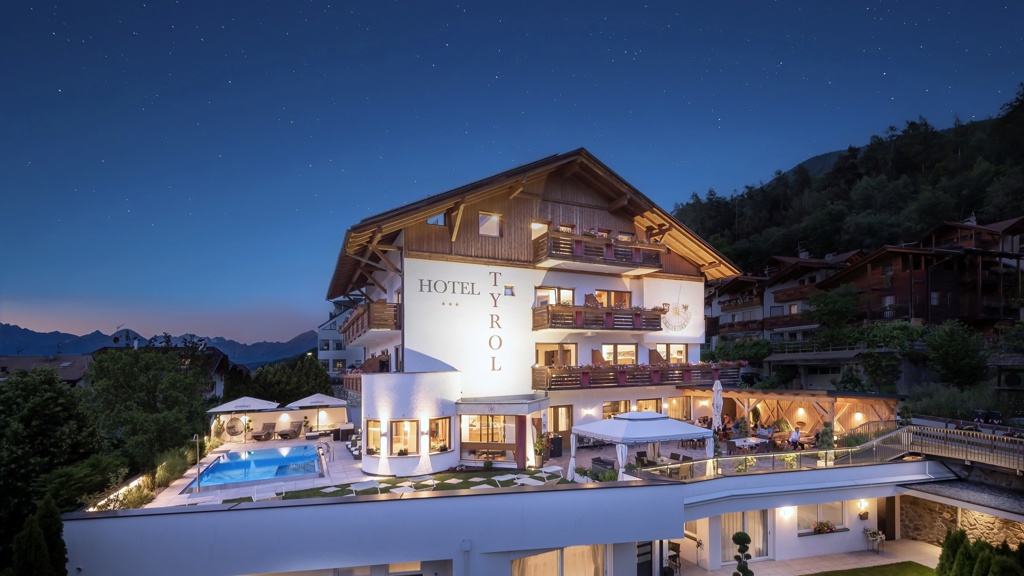 hotel-tyrol-by-night-03-03-01-02 (002).jpg