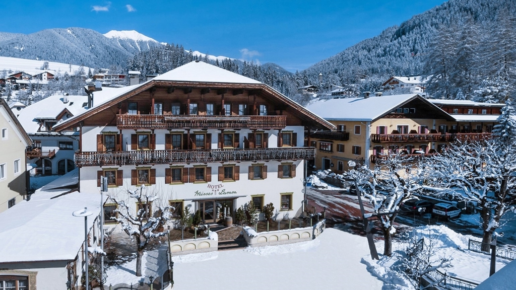 Hotel Weisses Lamm - Hotel in Welsberg-Taisten at Mt. Kronplatz / Zuid-Tirol