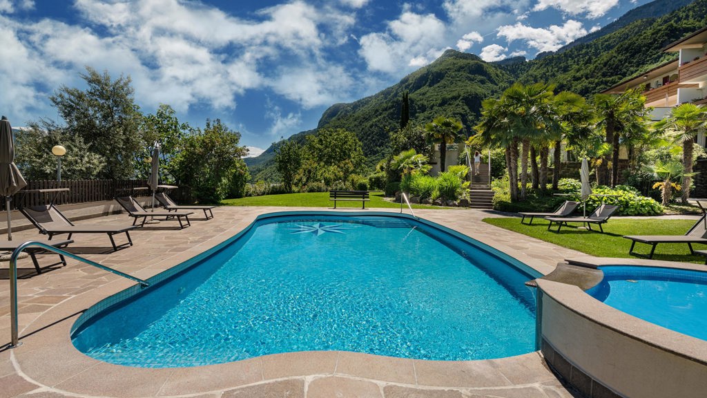 hotel-mit-hallenbad-meran-wilma-entspannen-pools-zwei-boxen-1.jpg