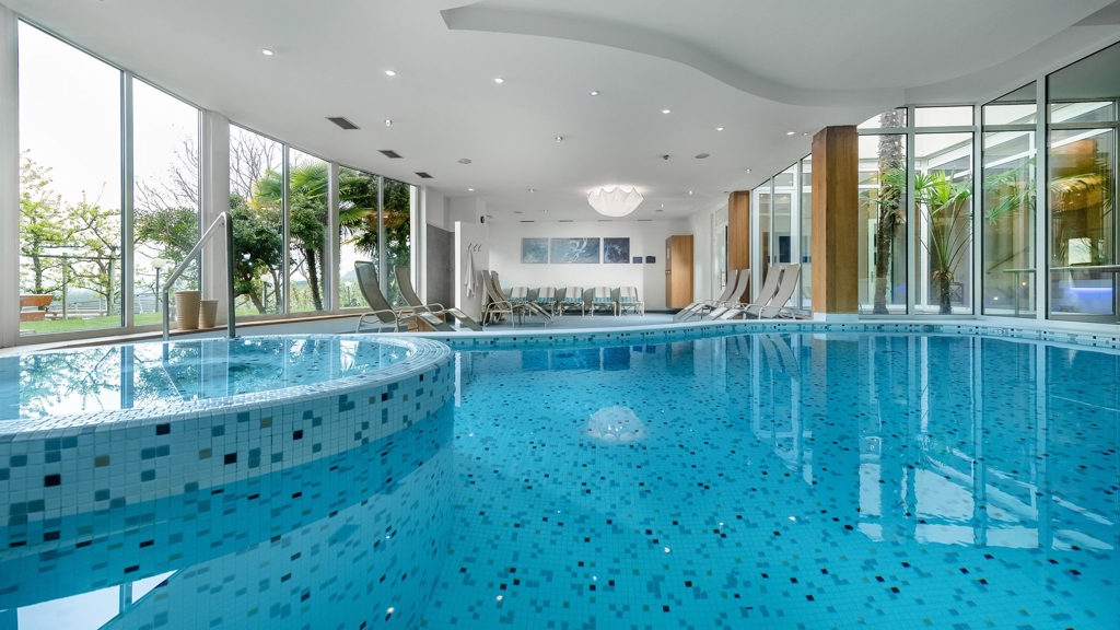 hotel-mit-hallenbad-meran-wilma-entspannen-pools-zwei-boxen-2.jpg