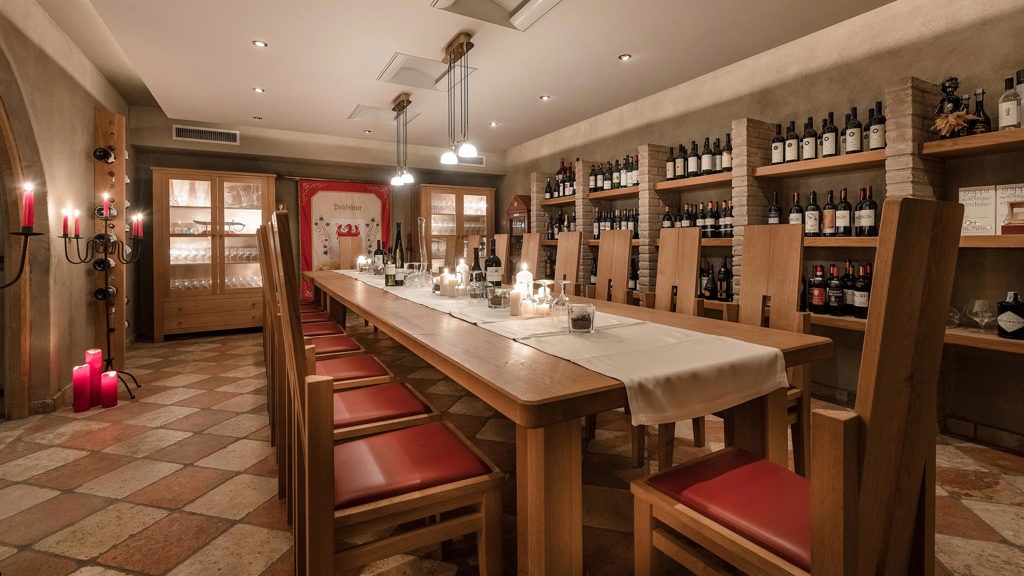 suedtiroler-weinstrasse-hotel-wilma-weinkeller-bilderslider-1.jpg