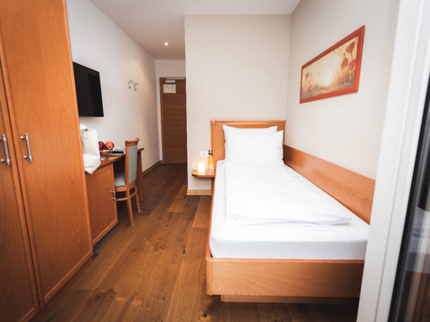 Superior single room image 1