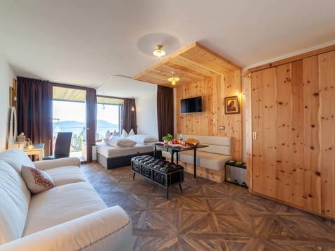 Traditional room with balcony sud image 1