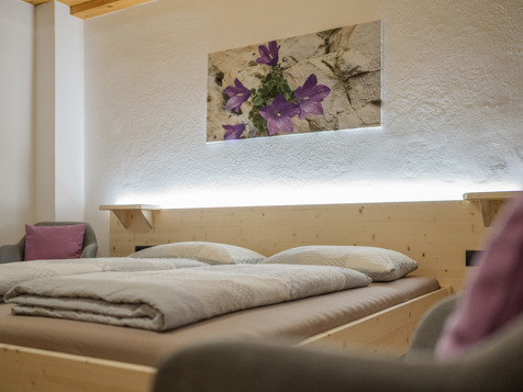 Tschafon room image 2