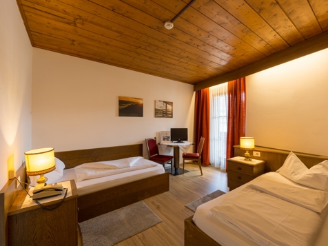 Twin-bed-room image 4