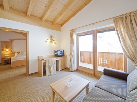 Unser Familienzimmer image 2