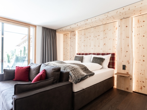 "Valbel" stone pinewood suite image 2